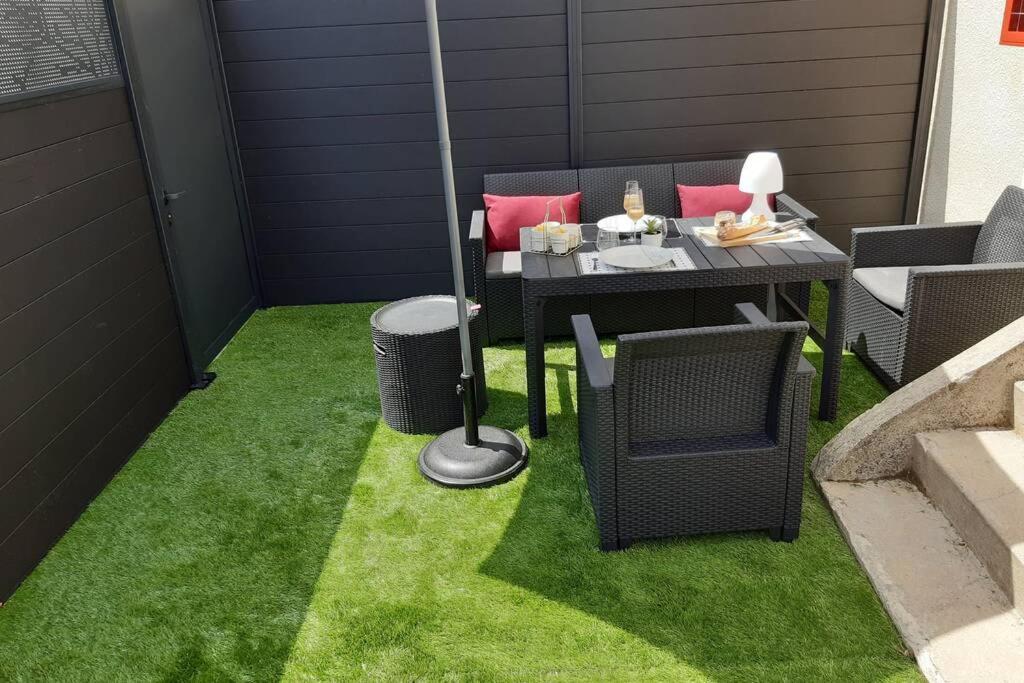 Appartement Renove Le New-York En Centre Ville - Terrasse Et Parking - Non Climatise La Roche-Chalais Exteriér fotografie