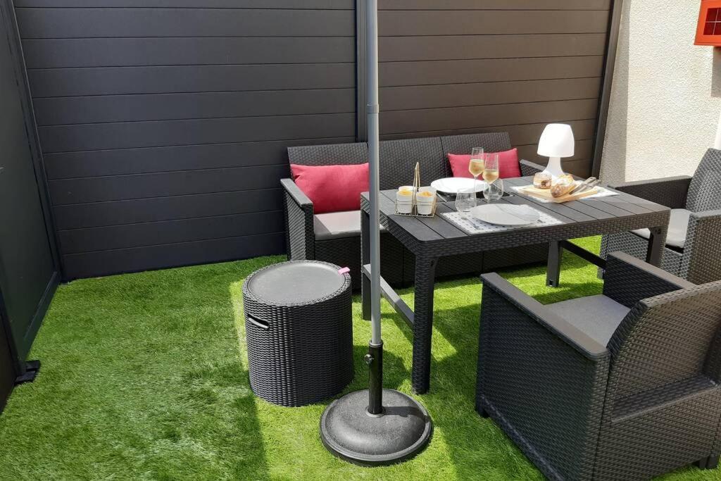 Appartement Renove Le New-York En Centre Ville - Terrasse Et Parking - Non Climatise La Roche-Chalais Exteriér fotografie