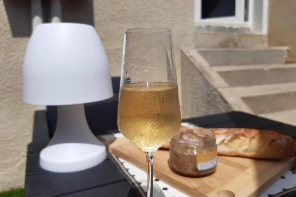 Appartement Renove Le New-York En Centre Ville - Terrasse Et Parking - Non Climatise La Roche-Chalais Exteriér fotografie